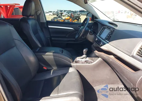 2018 Toyota Highlander Xle z USA, uszkodzony, nr VIN 5TDJZRFH9JS555040